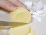 Akı olmayan haşlanmış yumurta nasıl yapılır? Beyazı olmadan haşlanmış yumurta yapma deneyi için videoyu izleyin.